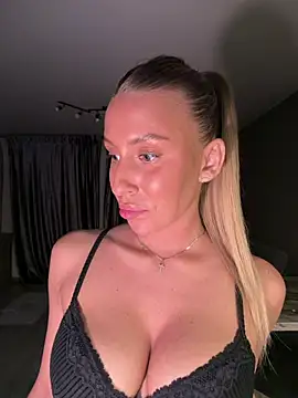 Snapshot of Elizebeth_Parker chatting on June 3, 2026, 10:15 pm Elizebeth Parker online show from June 3, 2026, 10:15 pm
