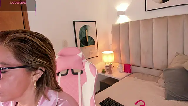 Clhoe Johnson online show from October 1, 2025, 2:39 am