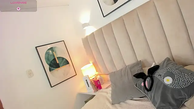 Clhoe Johnson online show from October 17, 2025, 1:25 pm