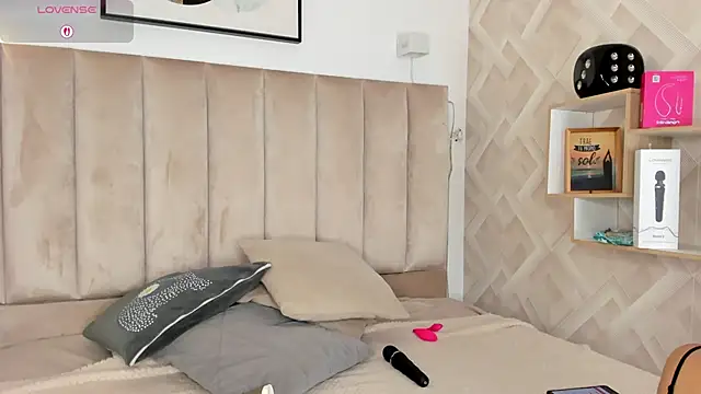 Clhoe Johnson online show from October 21, 2025, 1:01 pm