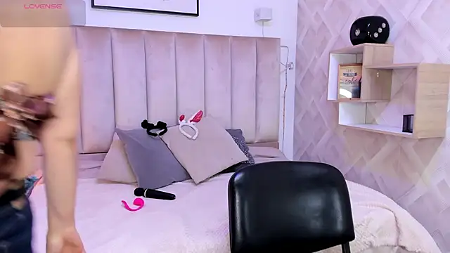 Clhoe Johnson online show from October 28, 2025, 12:09 pm