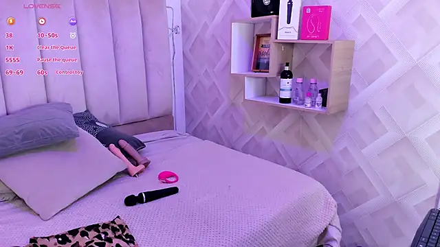 Clhoe Johnson online show from November 15, 2025, 12:23 pm