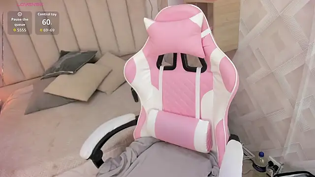 Clhoe Johnson online show from December 22, 2025, 1:19 pm