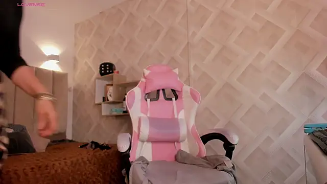 Clhoe Johnson online show from March 18, 2026, 12:41 pm