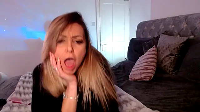 Snapshot of AngeleyesUK chatting on October 25, 2025, 1:13 am AngeleyesUK online show from October 25, 2025, 1:13 am