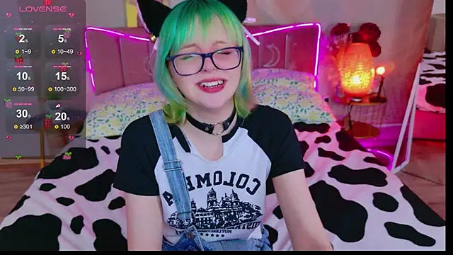 CoralineYoung online show from April 19, 2026, 8:24 am