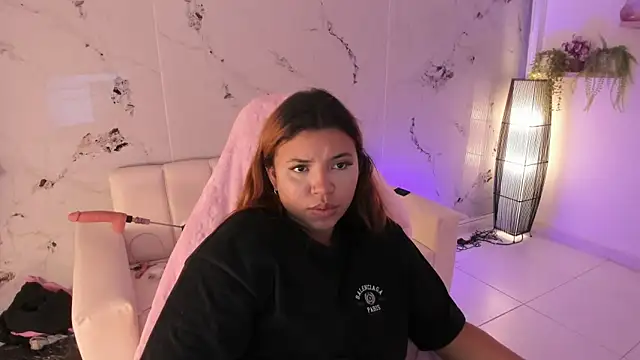 Snapshot of scarlett_enjoy1 chatting on November 18, 2025, 2:43 pm scarlett enjoy1 online show from November 18, 2025, 2:43 pm