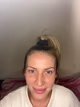 StellaWeb online show from November 11, 2025, 8:53 pm