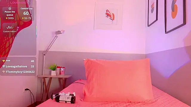 cutepetitee online show from October 8, 2025, 7:55 pm