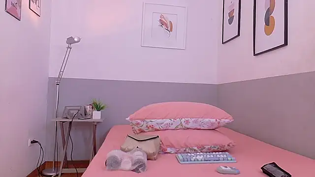 cutepetitee online show from November 26, 2025, 7:59 pm