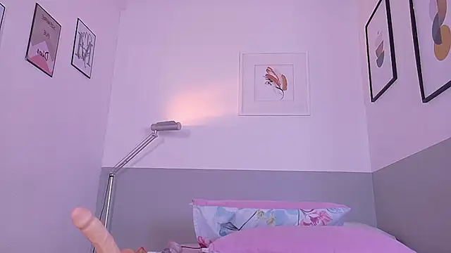 cutepetitee online show from February 17, 2026, 7:31 pm