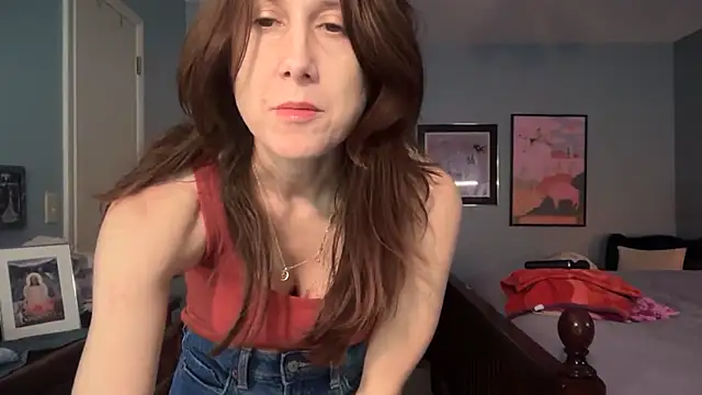 Snapshot of MommyGoddessL chatting on October 2, 2025, 1:40 pm MommyGoddessL online show from October 2, 2025, 1:40 pm