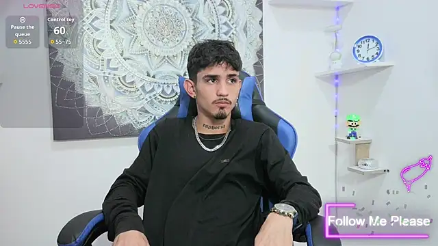 nextboywell1 online show from April 17, 2026, 3:53 am