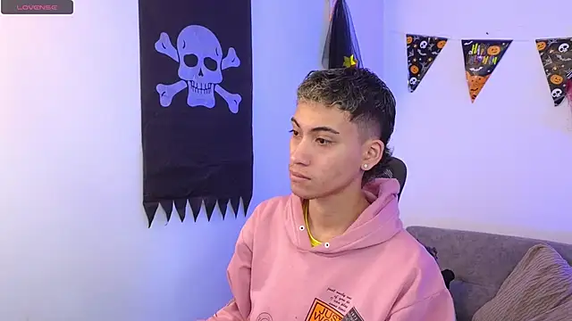 Snapshot of yulian_vasquez chatting on October 17, 2025, 12:19 pm yulian vasquez online show from October 17, 2025, 12:19 pm