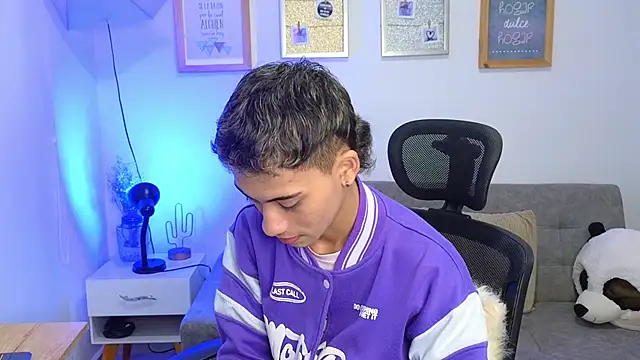 yulian vasquez online show from November 21, 2025, 12:26 pm