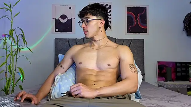 LatinReall online show from November 4, 2025, 12:43 am