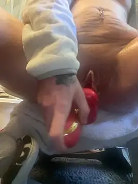 kmaddycakes1 online show from January 18, 2026, 5:06 pm