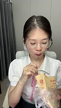 Qianqian-888 online show from December 1, 2025, 12:48 am