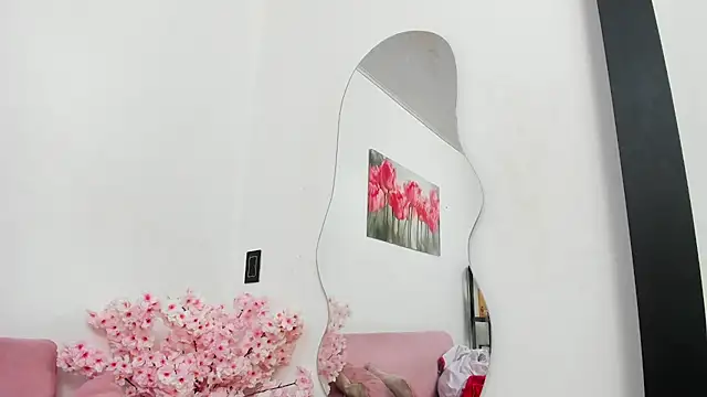 pinky f00x online show from June 4, 2026, 7:20 pm