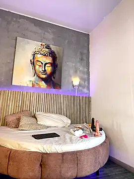 Saracooper   online show from October 29, 2025, 3:31 am