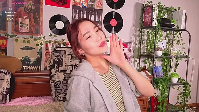 OdetteBiddy online show from November 12, 2025, 8:30 pm