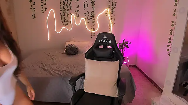 sara doll77 online show from November 26, 2025, 8:43 pm