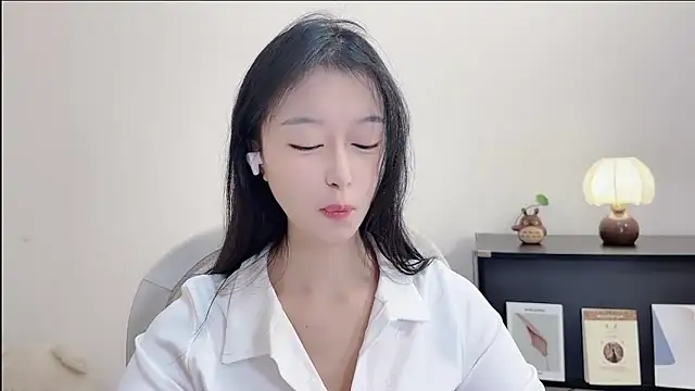 Onechestnut online show from October 17, 2025, 6:16 am