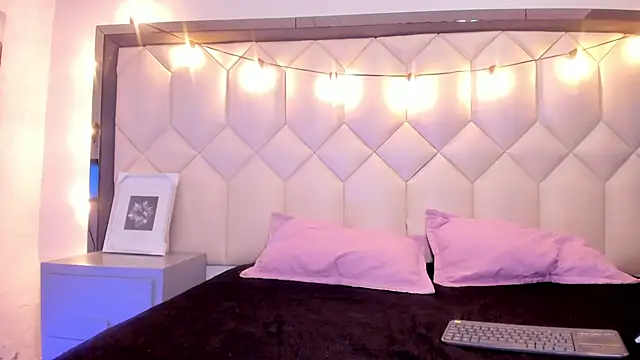 Scarletbigbug online show from February 11, 2026, 11:37 am