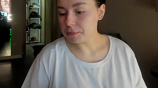 Snapshot of Di_na_Bell chatting on April 30, 2026, 5:47 am Di na Bell online show from April 30, 2026, 5:47 am