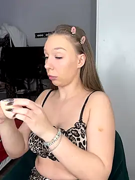 AlysonHuxley  online show from September 9, 2025, 5:12 pm