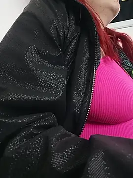 carolinhe  online show from October 9, 2025, 9:35 pm