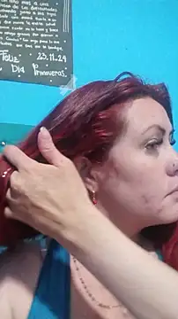 carolinhe  online show from November 28, 2025, 4:31 pm