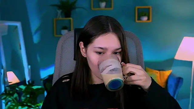 KimClarks  online show from November 9, 2025, 2:37 pm