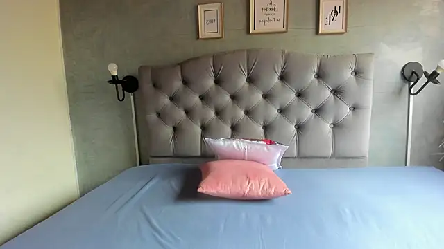 GiannaSlimJB online show from December 22, 2025, 7:33 pm