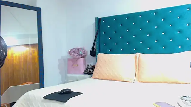 KimScarleth online show from December 17, 2025, 2:45 pm