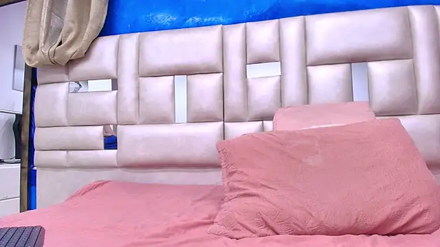 emmacurvy online show from October 7, 2025, 3:04 am