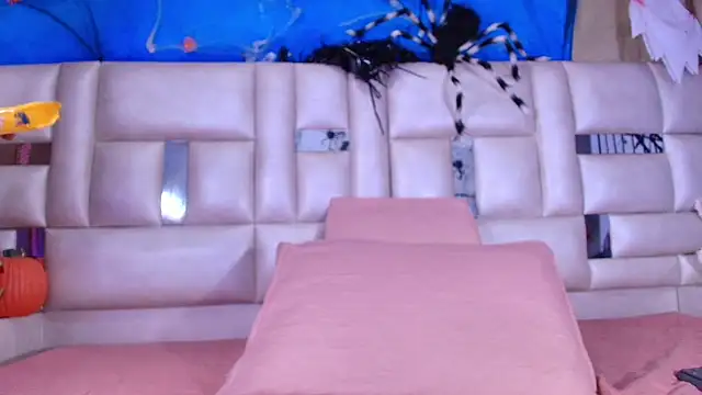 emmacurvy online show from October 28, 2025, 3:21 am