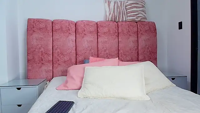 emmacurvy online show from November 15, 2025, 3:04 am