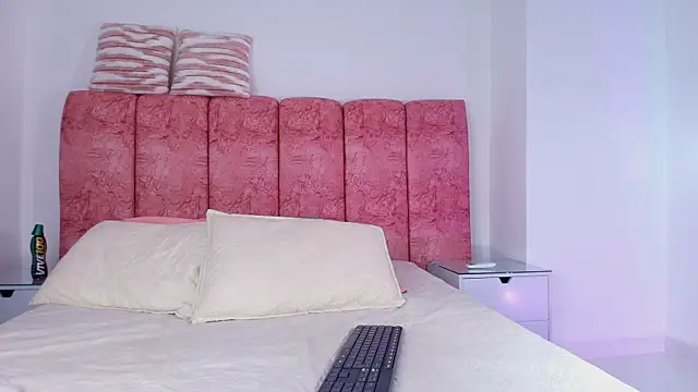 emmacurvy online show from December 2, 2025, 3:12 am