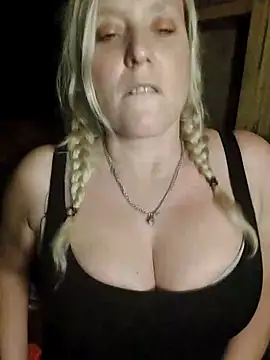 Bouncy-Bella28X online show from October 7, 2025, 9:45 pm