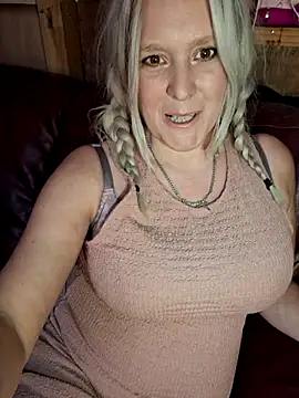 Bouncy-Bella28X online show from November 17, 2025, 1:28 pm