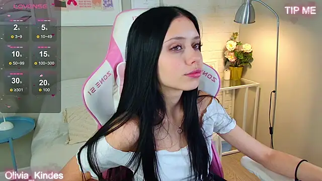 Olivia Kindes online show from October 21, 2025, 5:02 pm