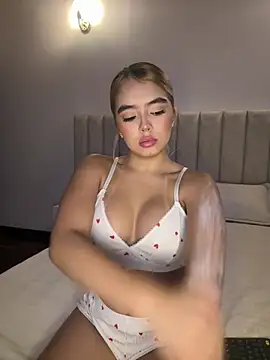 Mia Roswell online show from April 13, 2026, 4:07 am