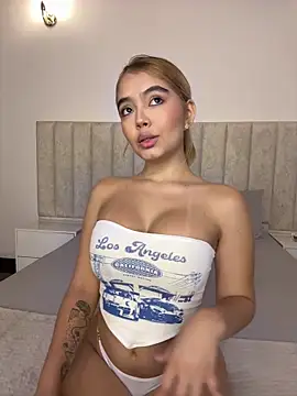 Mia Roswell online show from May 25, 2026, 10:27 pm