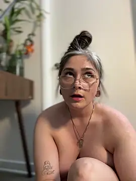 Alix Valentine online show from April 28, 2026, 2:27 am