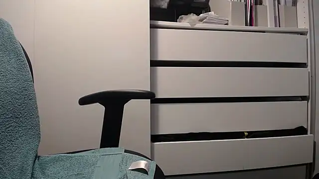 Colbaker6969 online show from December 19, 2025, 1:18 pm