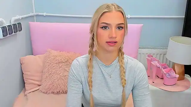 Snapshot of EvetteRose chatting on October 28, 2025, 5:04 pm EvetteRose online show from October 28, 2025, 5:04 pm