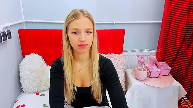 EvetteRose online show from June 13, 2026, 2:37 pm