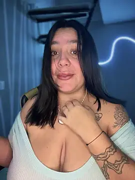 victoria amatista  online show from November 23, 2025, 7:08 am