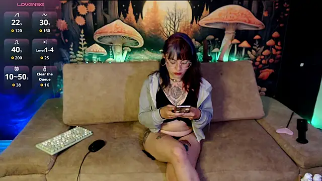 LunaBunny8 online show from September 23, 2025, 12:13 am